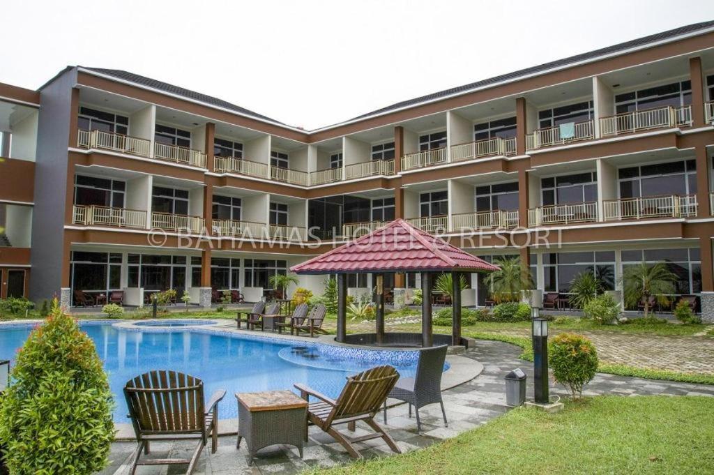 Bahamas Hotel & Resort Tanjung Pandan Buitenkant foto