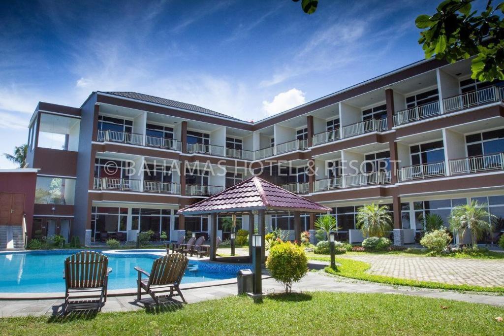 Bahamas Hotel & Resort Tanjung Pandan Buitenkant foto