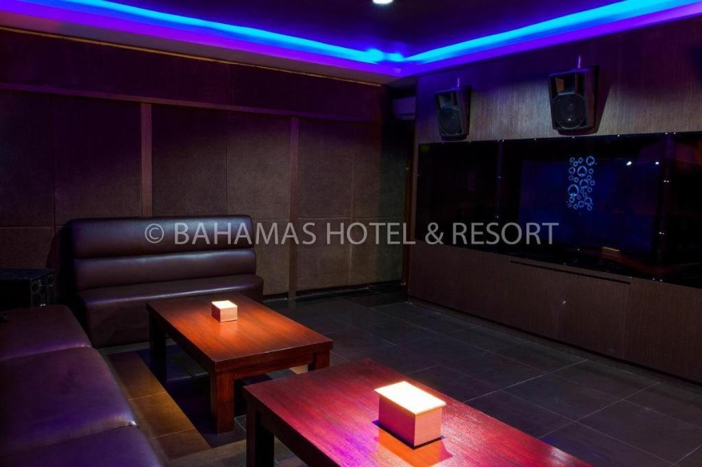 Bahamas Hotel & Resort Tanjung Pandan Buitenkant foto