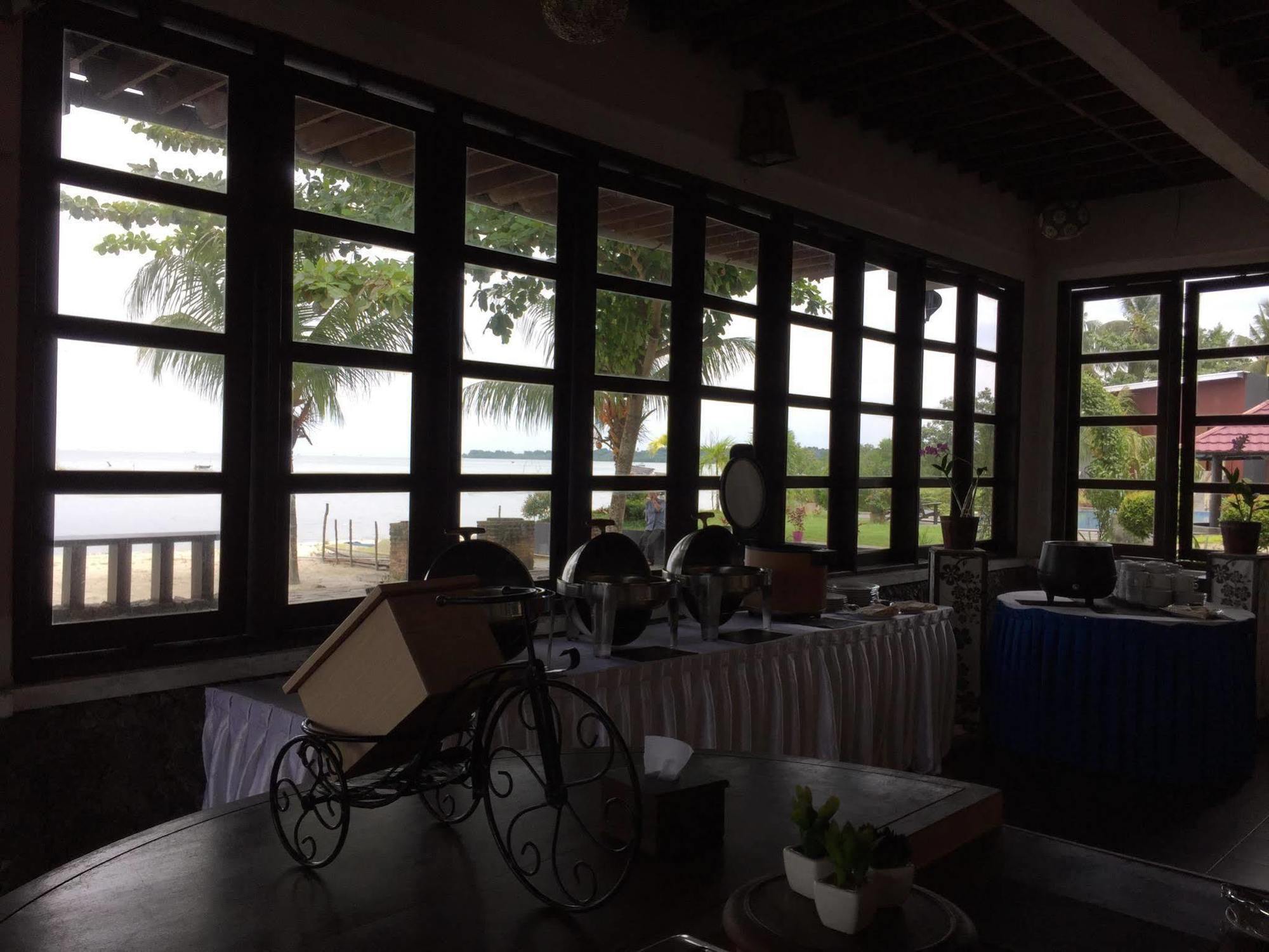 Bahamas Hotel & Resort Tanjung Pandan Buitenkant foto