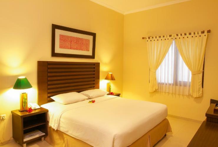 Bahamas Hotel & Resort Tanjung Pandan Buitenkant foto