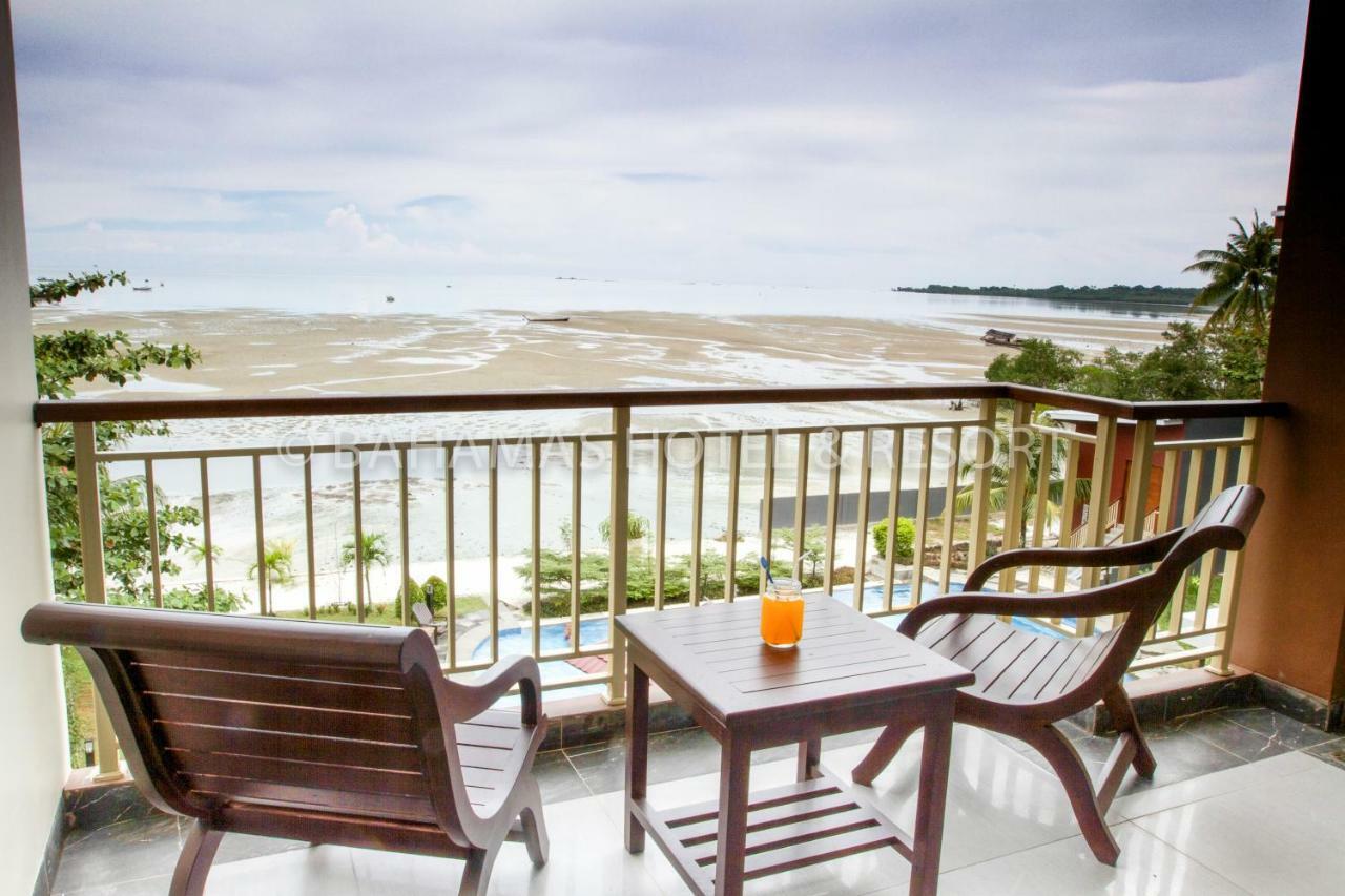 Bahamas Hotel & Resort Tanjung Pandan Buitenkant foto