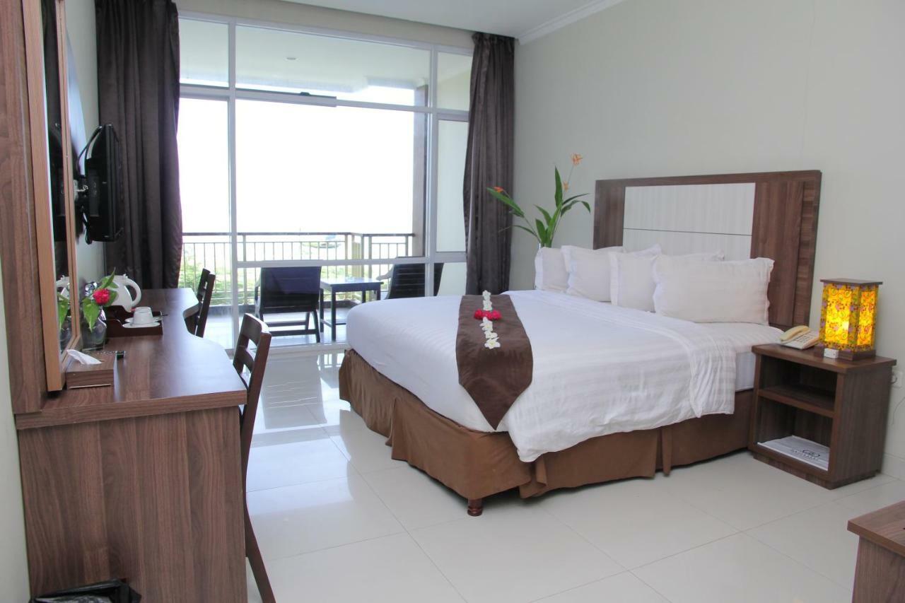 Bahamas Hotel & Resort Tanjung Pandan Buitenkant foto