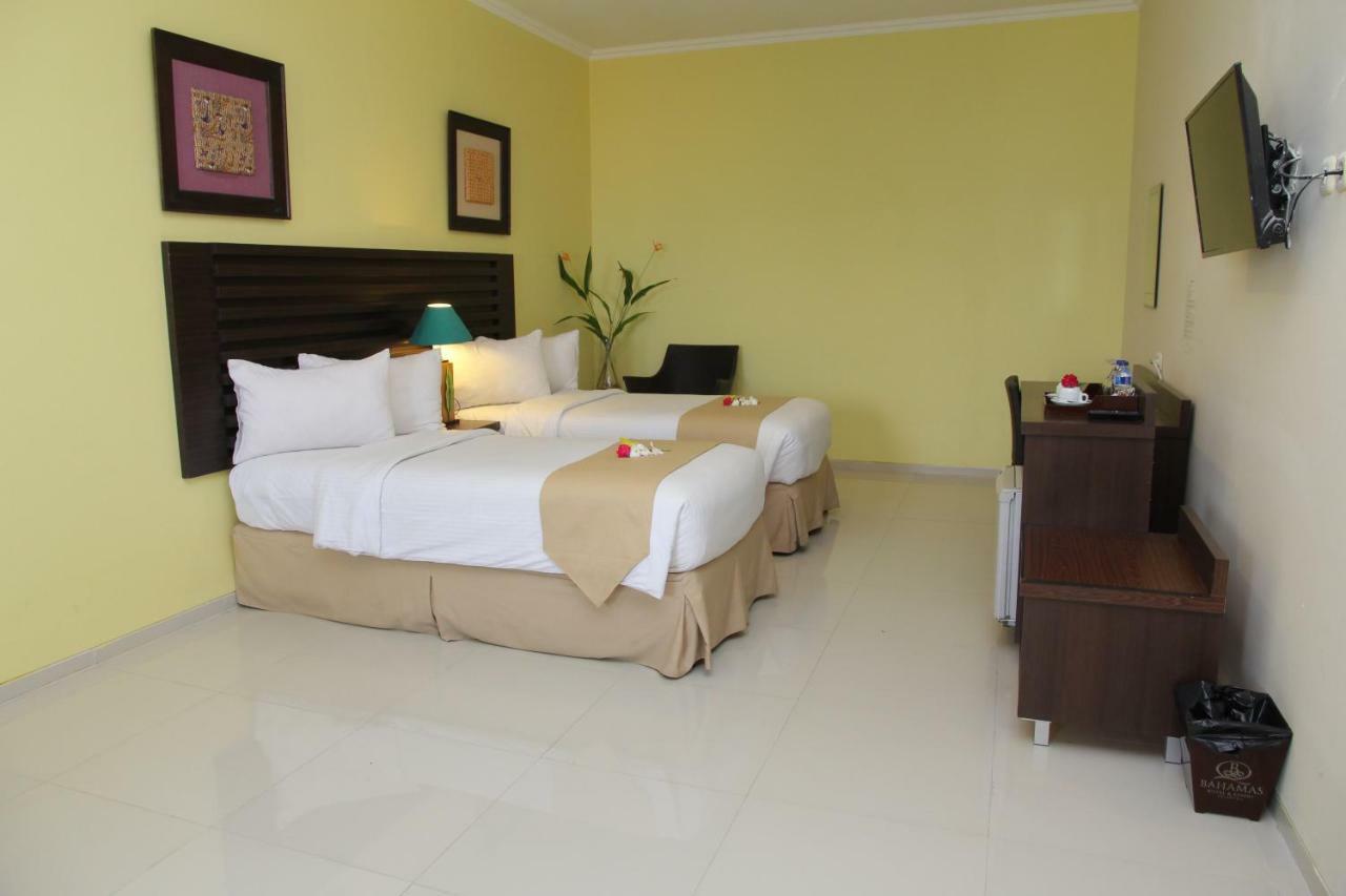 Bahamas Hotel & Resort Tanjung Pandan Buitenkant foto