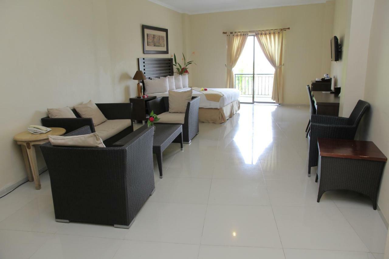Bahamas Hotel & Resort Tanjung Pandan Buitenkant foto